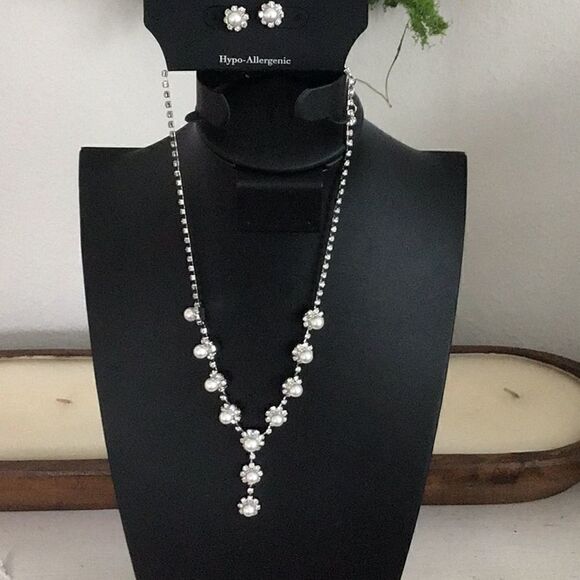 RSVP Hypo-Allergenic silver tone  faux pearl necklace and earring set - Picture 3 of 5